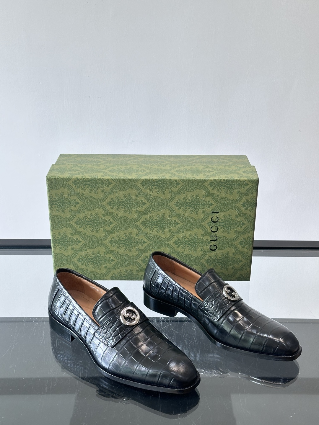 gucci 男士商务小皮鞋，上脚非常好看！精品商务休闲皮鞋💥💥真皮大底产品意大利进口牛皮制作🐂进口水染牛