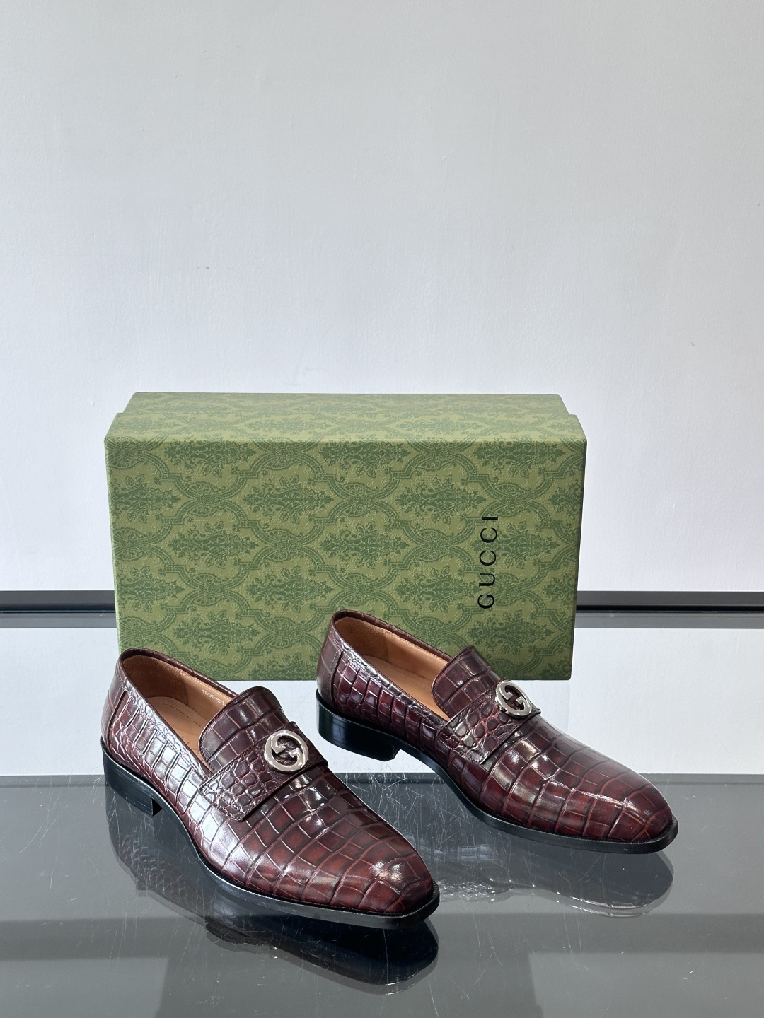 gucci 男士商务小皮鞋，上脚非常好看！精品商务休闲皮鞋💥💥真皮大底产品意大利进口牛皮制作🐂进口水染牛