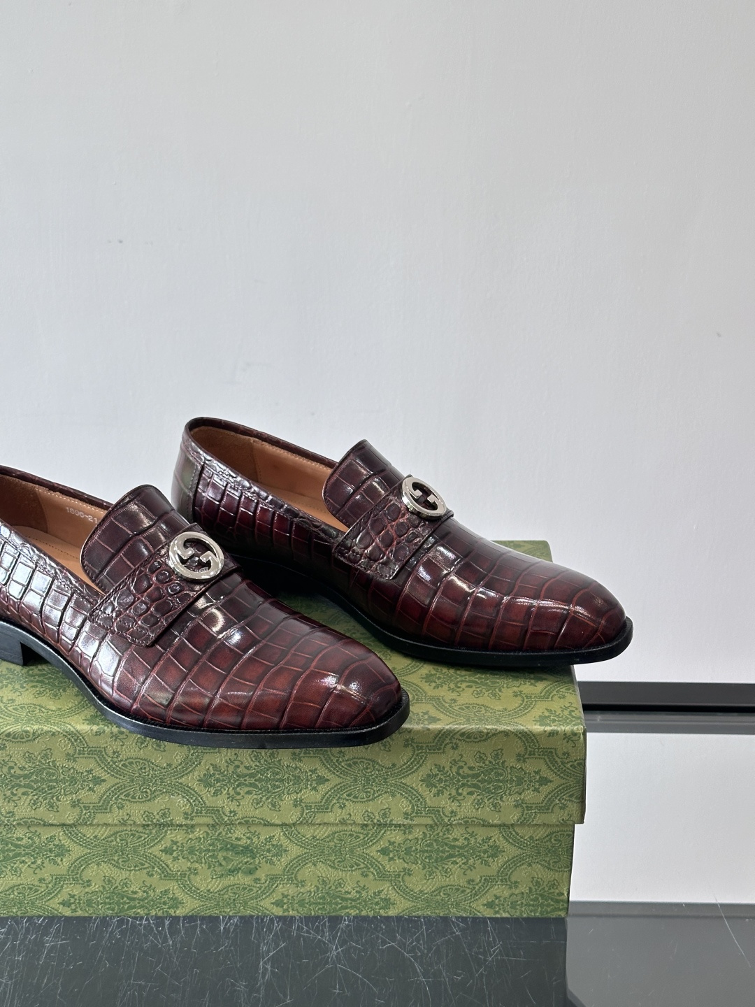 gucci 男士商务小皮鞋，上脚非常好看！精品商务休闲皮鞋💥💥真皮大底产品意大利进口牛皮制作🐂进口水染牛