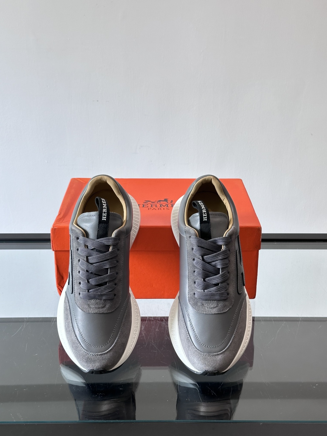 ◾️▫️H爱马仕运动鞋，鞋面小牛皮拼接打造，进口材质，质感十足，轻盈鞋底装饰撞色图案，打造百搭时尚风格。