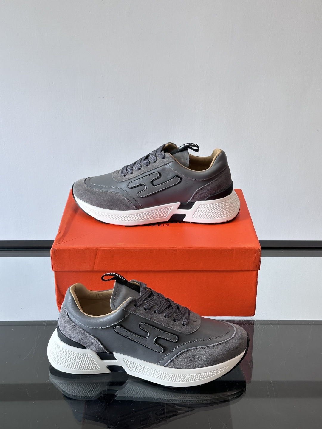 ◾️▫️H爱马仕运动鞋，鞋面小牛皮拼接打造，进口材质，质感十足，轻盈鞋底装饰撞色图案，打造百搭时尚风格。