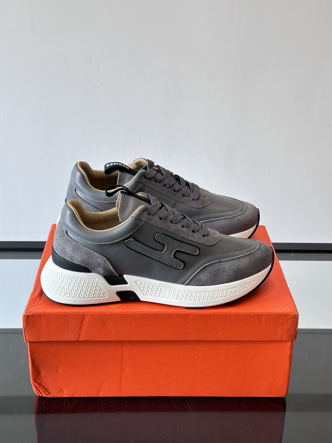 ◾️▫️H爱马仕运动鞋，鞋面小牛皮拼接打造，进口材质，质感十足，轻盈鞋底装饰撞色图案，打造百搭时尚风格。