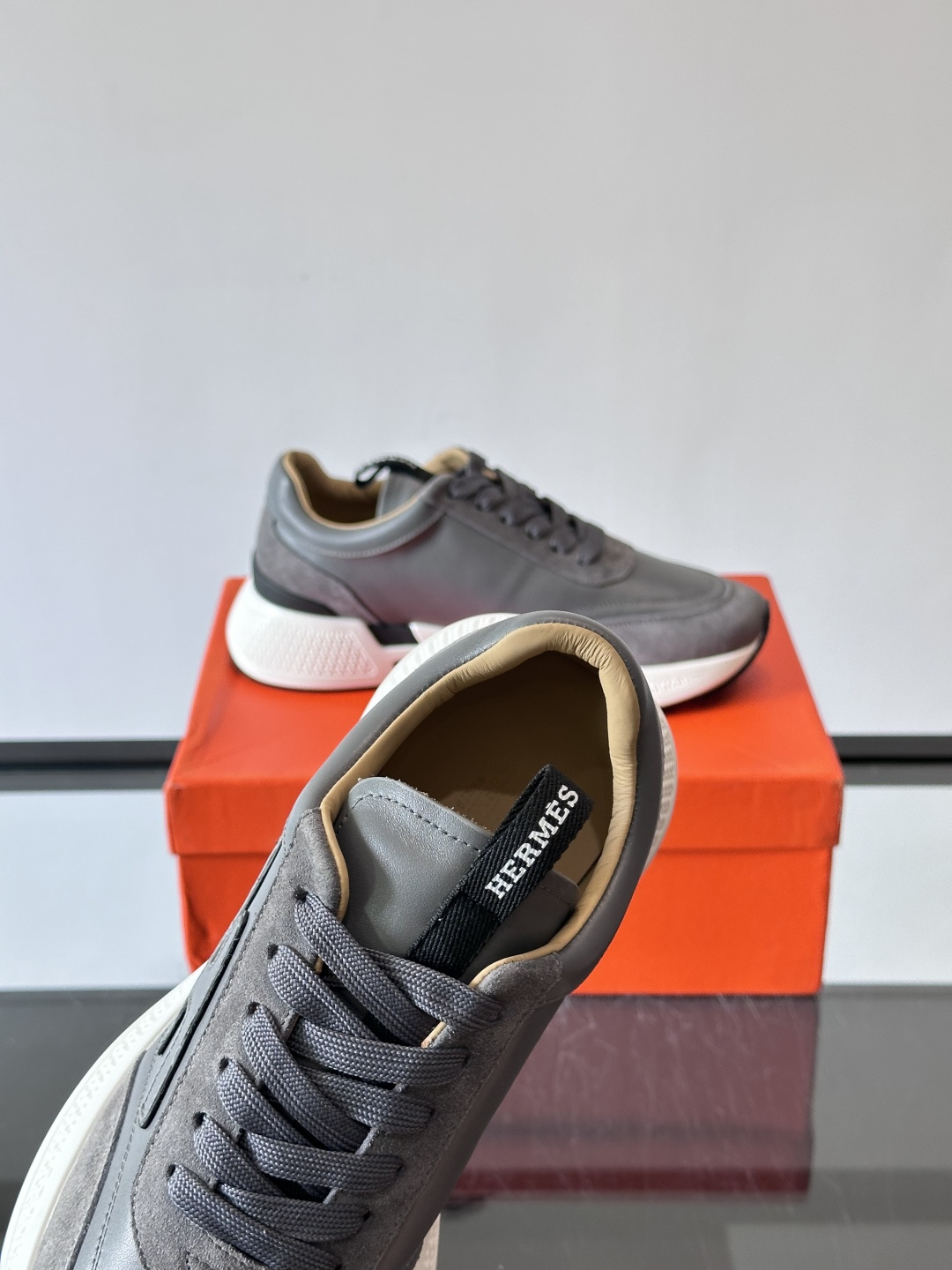 ◾️▫️H爱马仕运动鞋，鞋面小牛皮拼接打造，进口材质，质感十足，轻盈鞋底装饰撞色图案，打造百搭时尚风格。