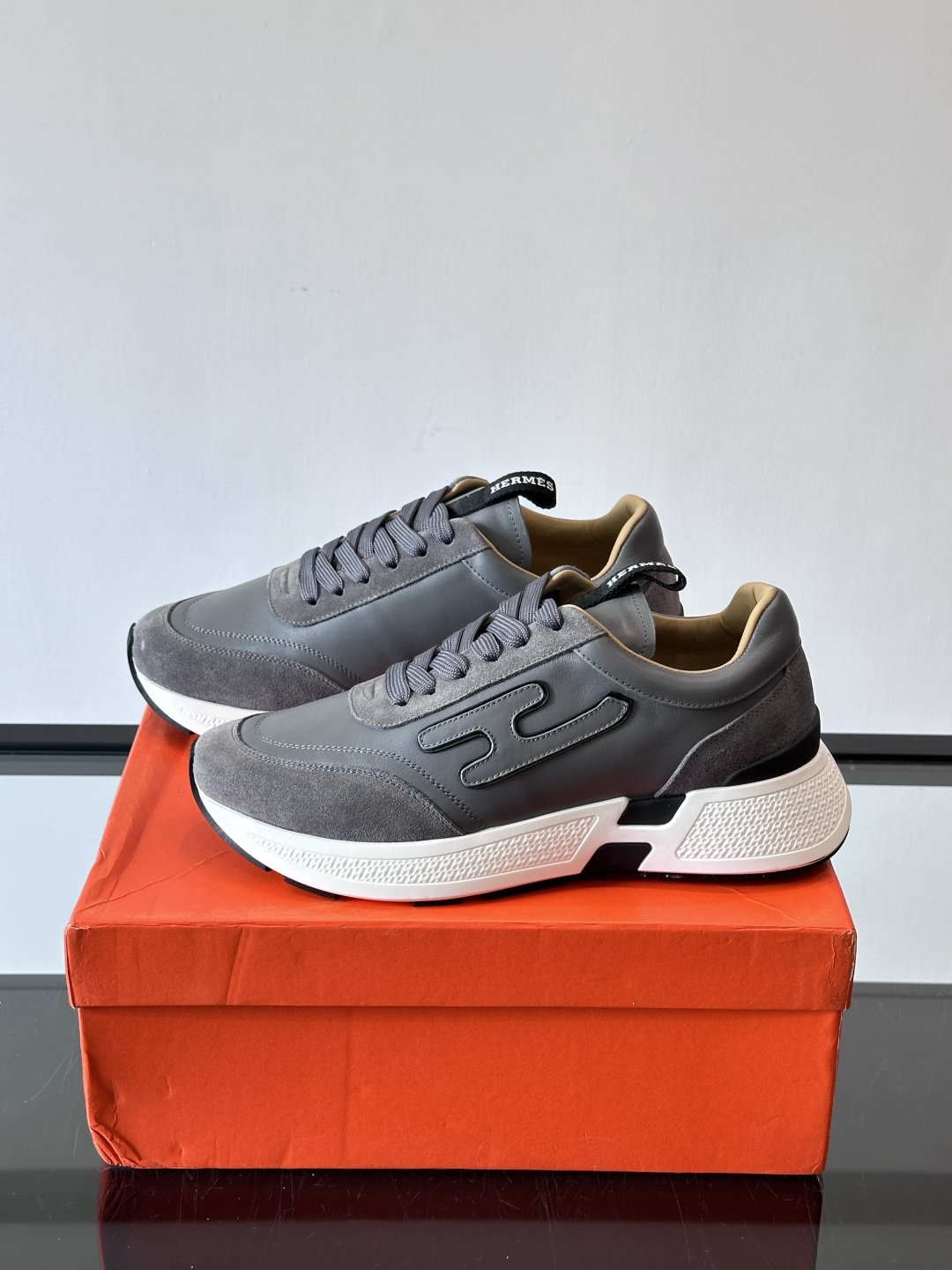 ◾️▫️H爱马仕运动鞋，鞋面小牛皮拼接打造，进口材质，质感十足，轻盈鞋底装饰撞色图案，打造百搭时尚风格。