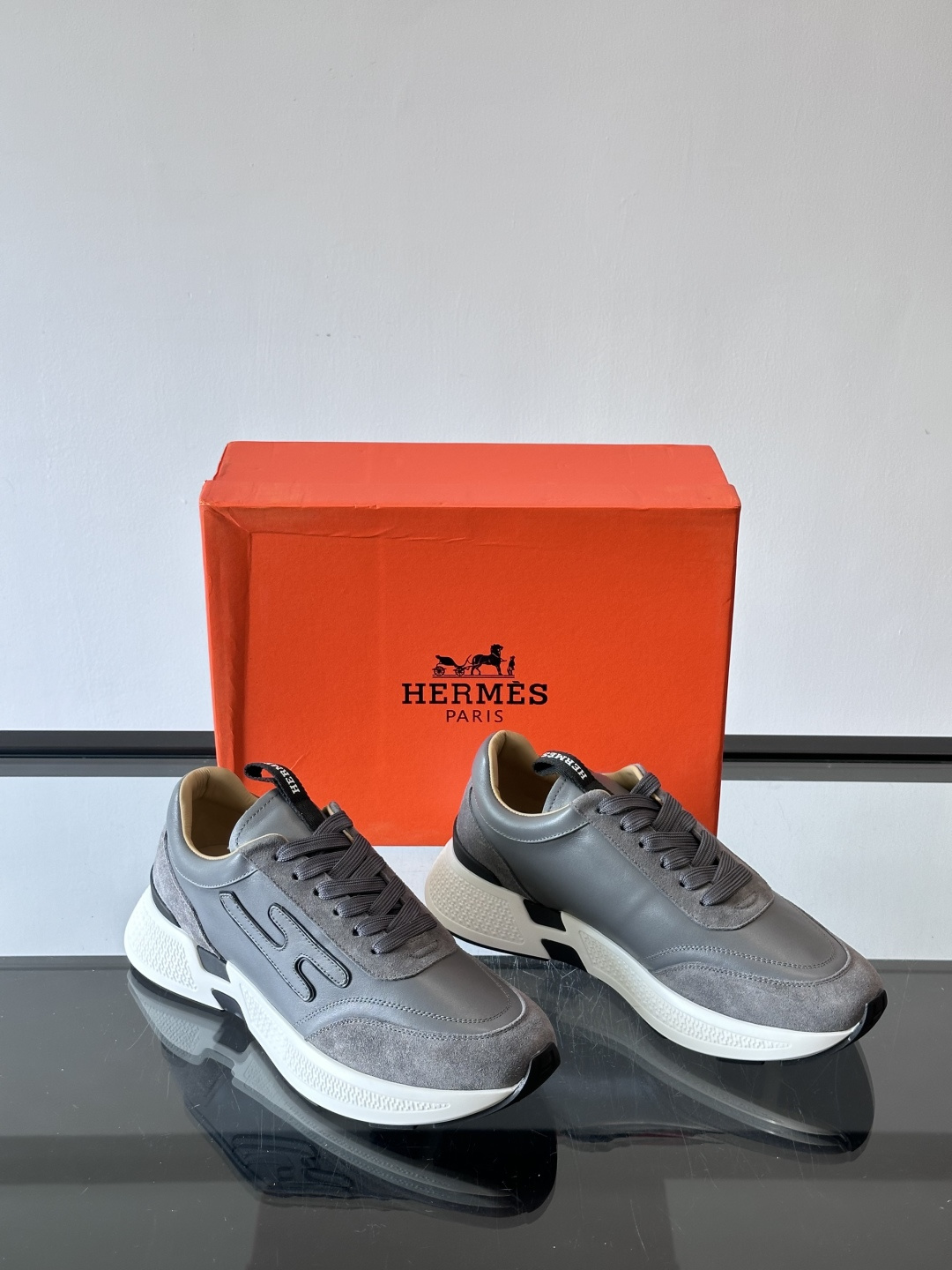 ◾️▫️H爱马仕运动鞋，鞋面小牛皮拼接打造，进口材质，质感十足，轻盈鞋底装饰撞色图案，打造百搭时尚风格。