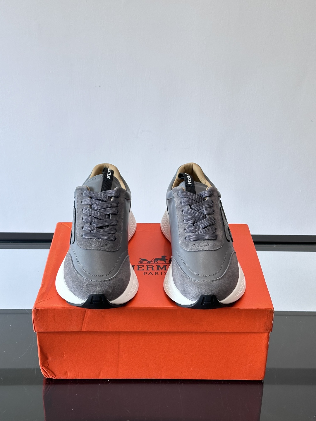 ◾️▫️H爱马仕运动鞋，鞋面小牛皮拼接打造，进口材质，质感十足，轻盈鞋底装饰撞色图案，打造百搭时尚风格。