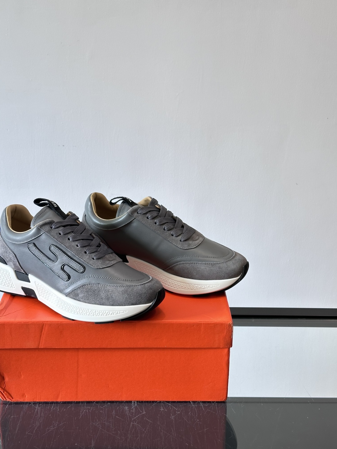 ◾️▫️H爱马仕运动鞋，鞋面小牛皮拼接打造，进口材质，质感十足，轻盈鞋底装饰撞色图案，打造百搭时尚风格。