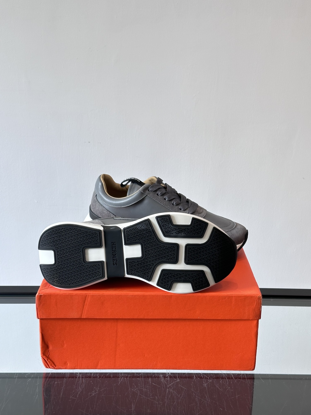 ◾️▫️H爱马仕运动鞋，鞋面小牛皮拼接打造，进口材质，质感十足，轻盈鞋底装饰撞色图案，打造百搭时尚风格。