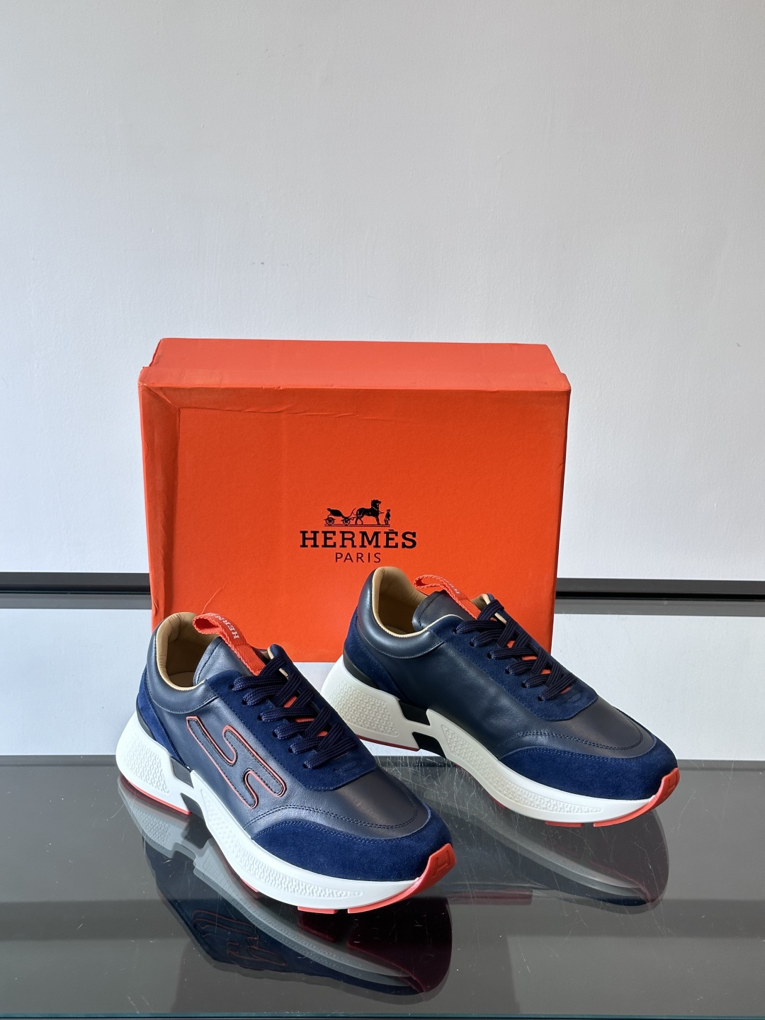 ◾️▫️H爱马仕运动鞋，鞋面小牛皮拼接打造，进口材质，质感十足，轻盈鞋底装饰撞色图案，打造百搭时尚风格。