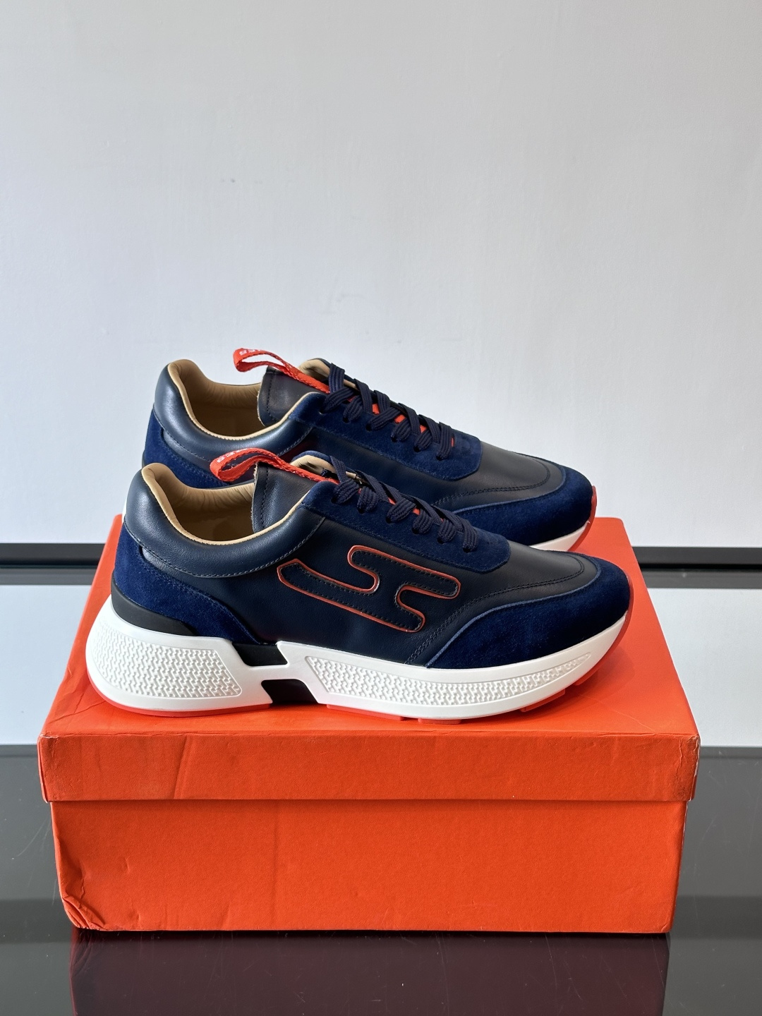 ◾️▫️H爱马仕运动鞋，鞋面小牛皮拼接打造，进口材质，质感十足，轻盈鞋底装饰撞色图案，打造百搭时尚风格。