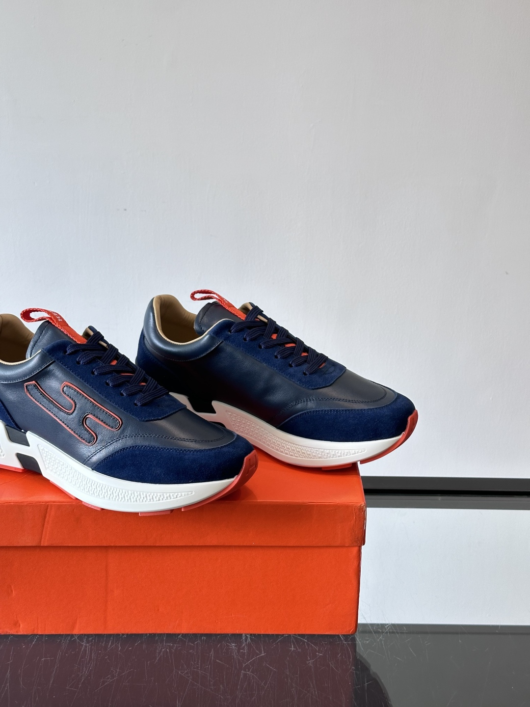 ◾️▫️H爱马仕运动鞋，鞋面小牛皮拼接打造，进口材质，质感十足，轻盈鞋底装饰撞色图案，打造百搭时尚风格。