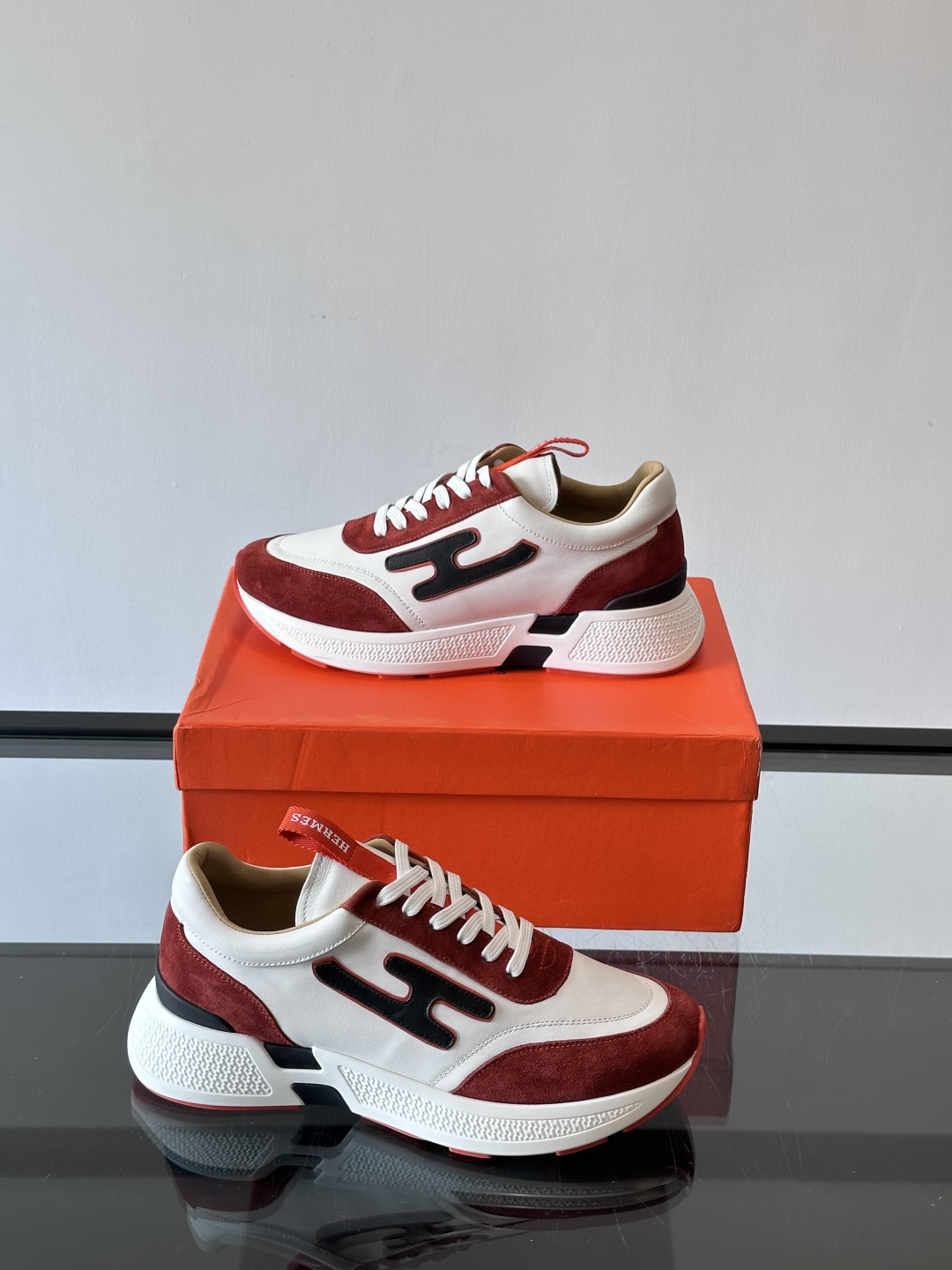 ◾️▫️H爱马仕运动鞋，鞋面小牛皮拼接打造，进口材质，质感十足，轻盈鞋底装饰撞色图案，打造百搭时尚风格。