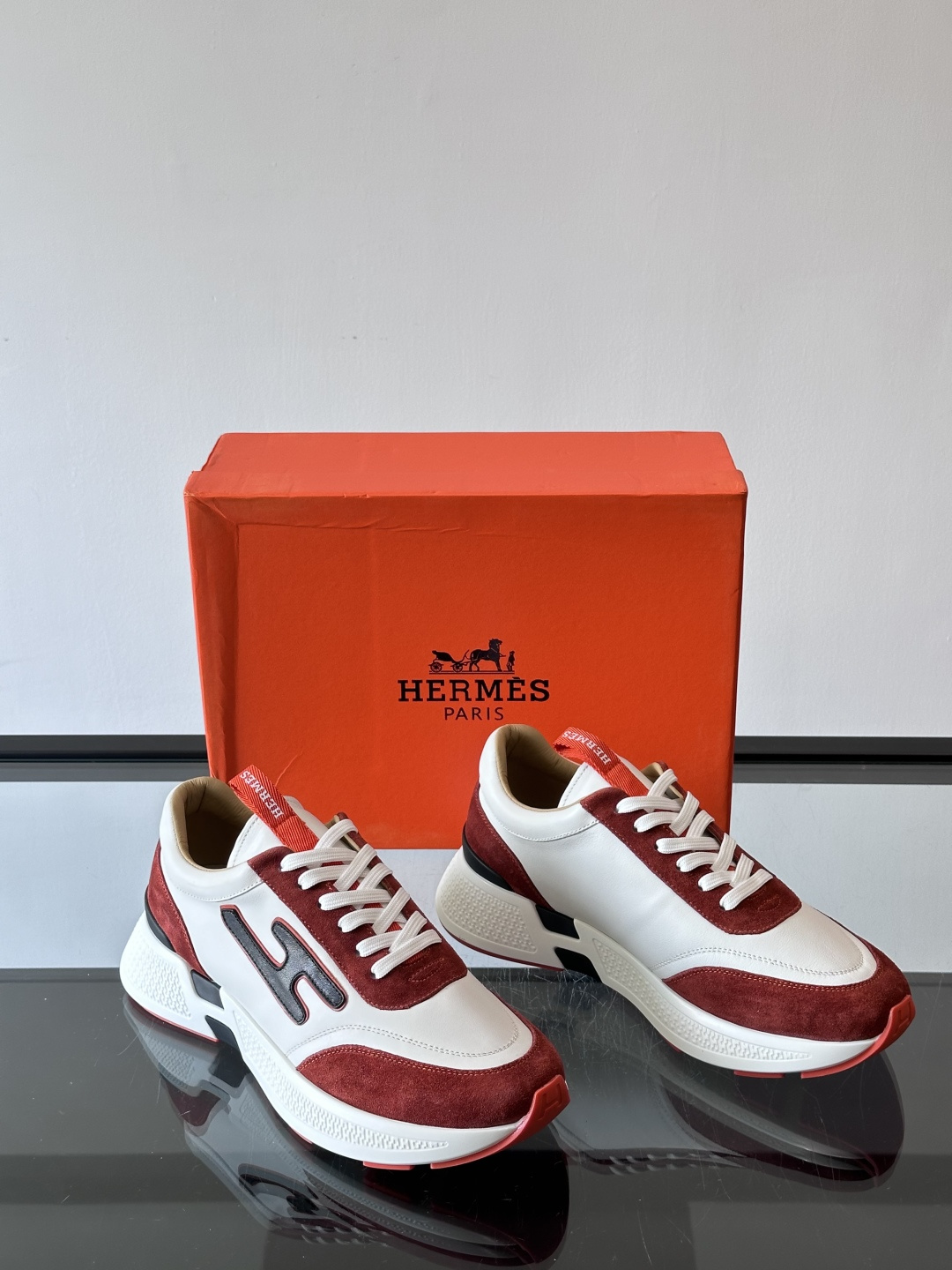 ◾️▫️H爱马仕运动鞋，鞋面小牛皮拼接打造，进口材质，质感十足，轻盈鞋底装饰撞色图案，打造百搭时尚风格。