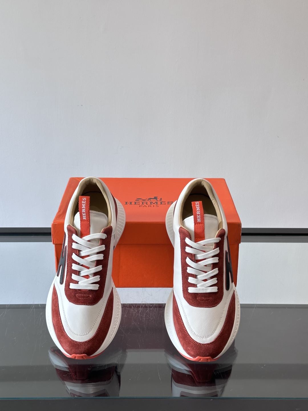 ◾️▫️H爱马仕运动鞋，鞋面小牛皮拼接打造，进口材质，质感十足，轻盈鞋底装饰撞色图案，打造百搭时尚风格。