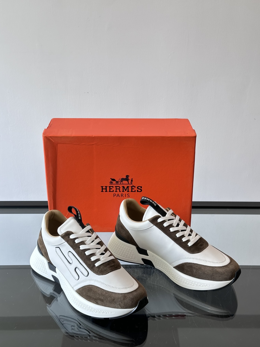◾️▫️H爱马仕运动鞋，鞋面小牛皮拼接打造，进口材质，质感十足，轻盈鞋底装饰撞色图案，打造百搭时尚风格。