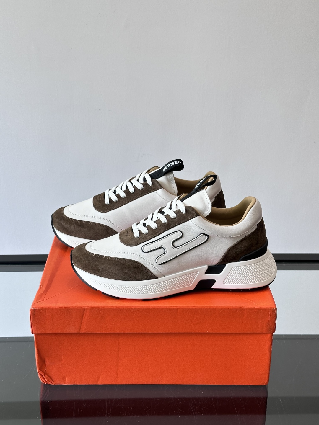 ◾️▫️H爱马仕运动鞋，鞋面小牛皮拼接打造，进口材质，质感十足，轻盈鞋底装饰撞色图案，打造百搭时尚风格。