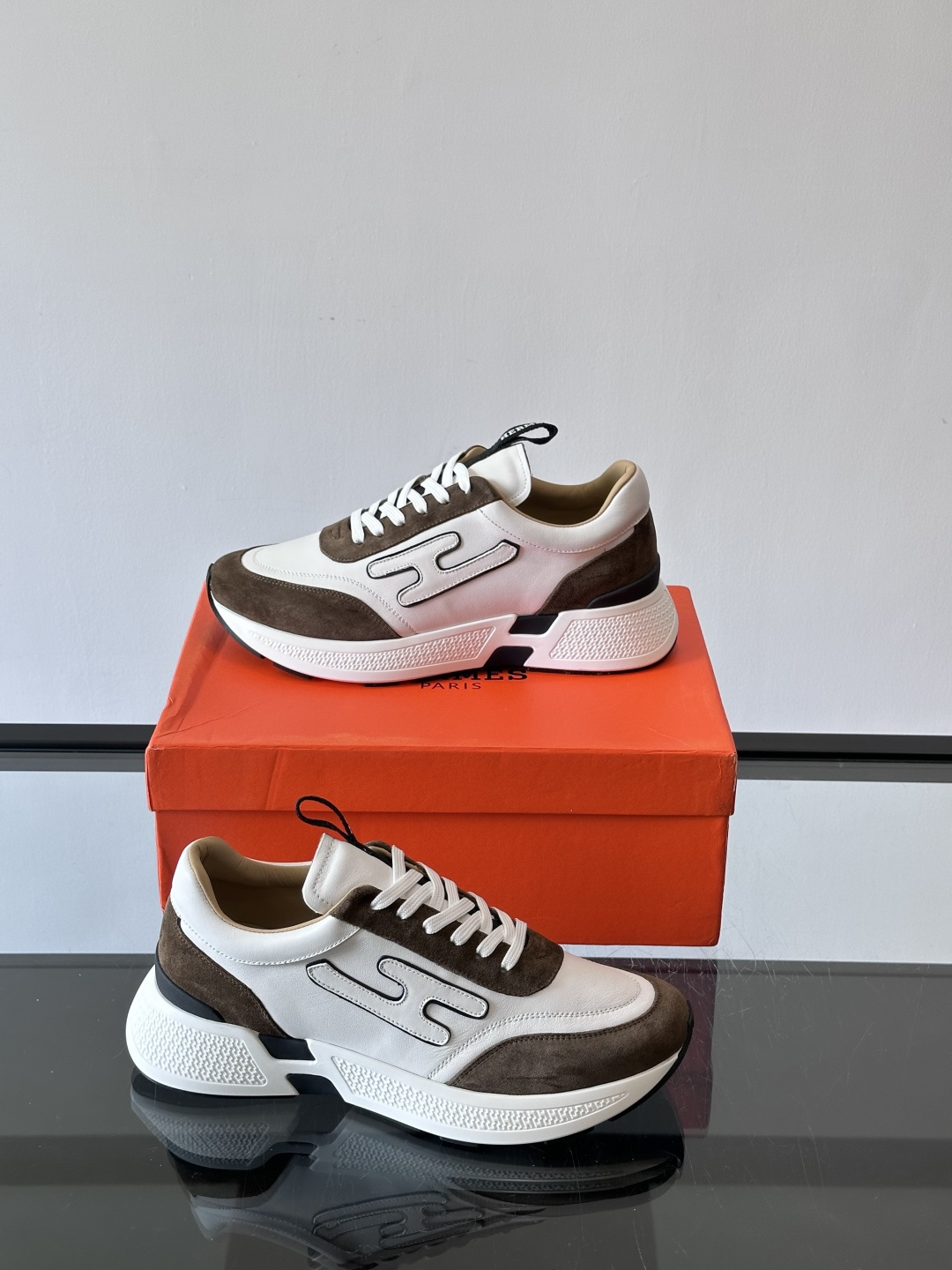 ◾️▫️H爱马仕运动鞋，鞋面小牛皮拼接打造，进口材质，质感十足，轻盈鞋底装饰撞色图案，打造百搭时尚风格。