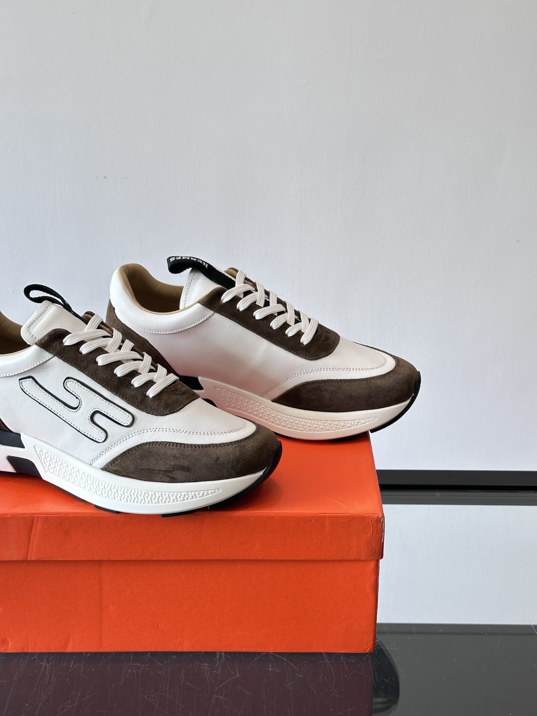 ◾️▫️H爱马仕运动鞋，鞋面小牛皮拼接打造，进口材质，质感十足，轻盈鞋底装饰撞色图案，打造百搭时尚风格。