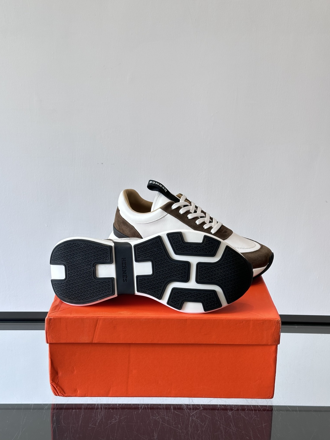 ◾️▫️H爱马仕运动鞋，鞋面小牛皮拼接打造，进口材质，质感十足，轻盈鞋底装饰撞色图案，打造百搭时尚风格。