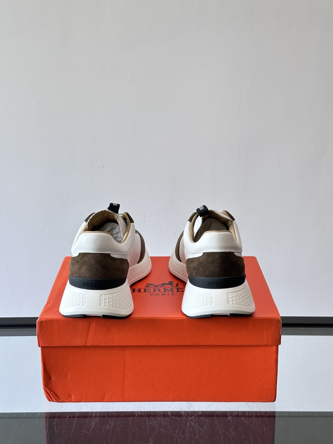 ◾️▫️H爱马仕运动鞋，鞋面小牛皮拼接打造，进口材质，质感十足，轻盈鞋底装饰撞色图案，打造百搭时尚风格。