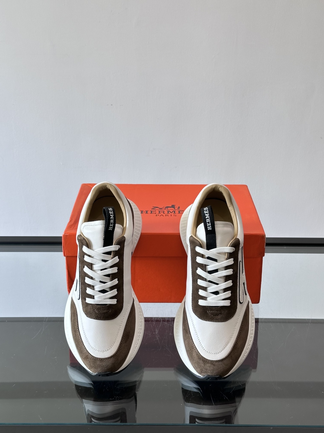 ◾️▫️H爱马仕运动鞋，鞋面小牛皮拼接打造，进口材质，质感十足，轻盈鞋底装饰撞色图案，打造百搭时尚风格。