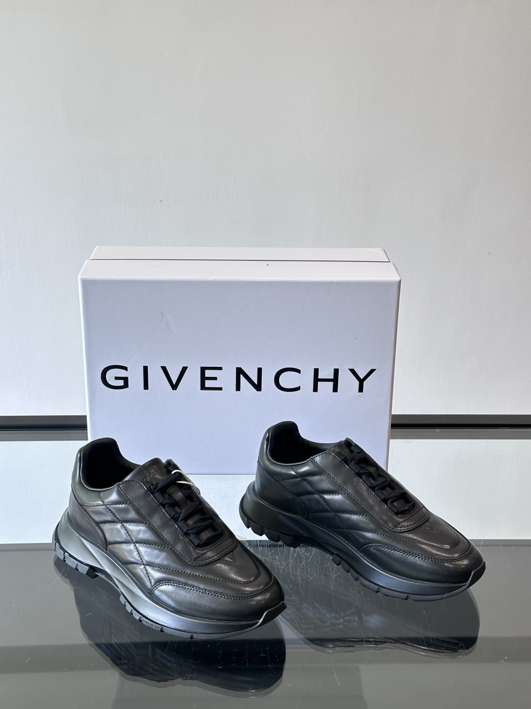 GIVENCH*纪梵希全新系列男鞋通体牛皮设计 易打理✅鞋带才用弹力设计 易穿着✅脚感好✅ 超轻盈✅包裹