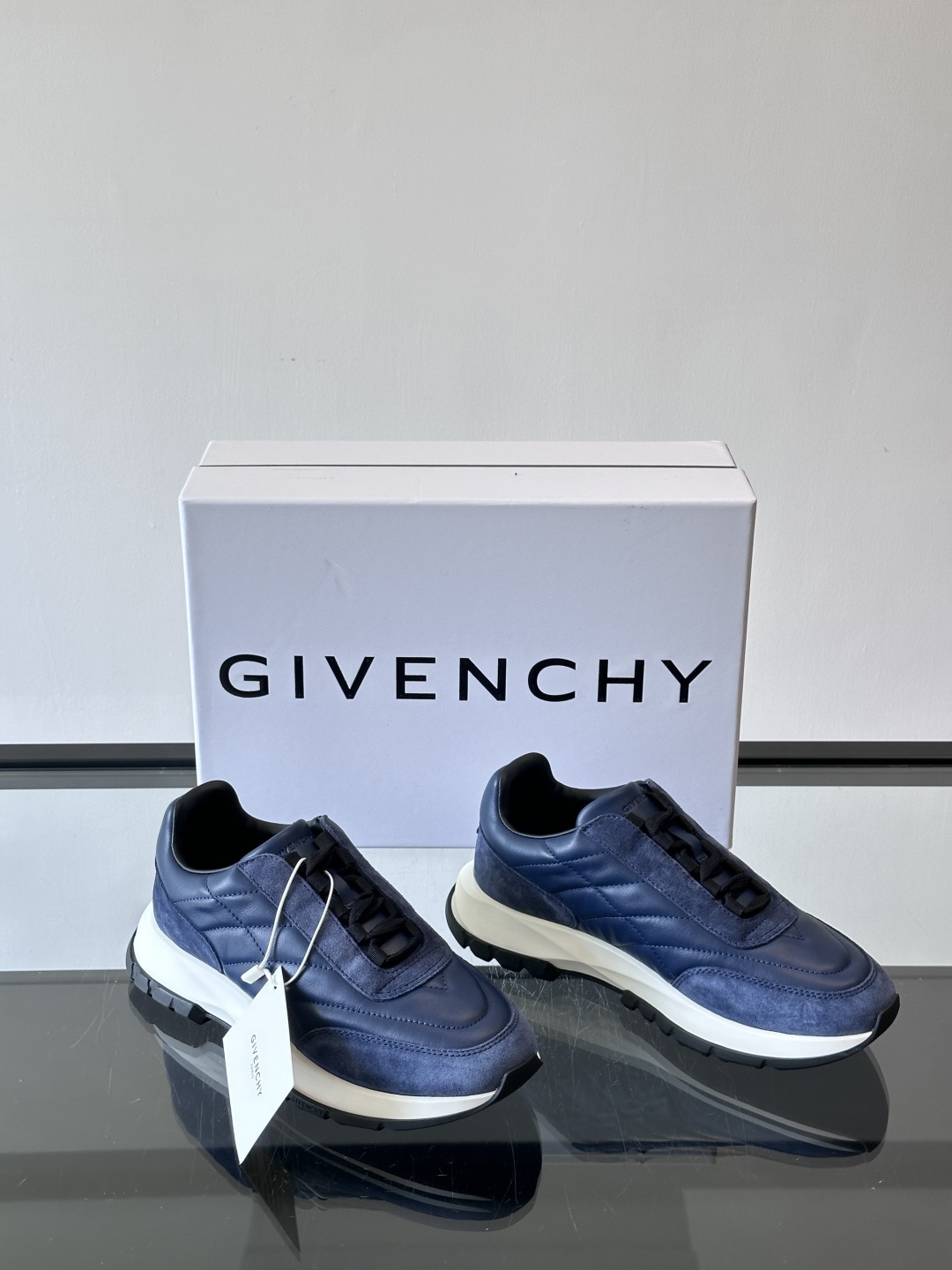 GIVENCH*纪梵希全新系列男鞋通体牛皮设计 易打理✅鞋带才用弹力设计 易穿着✅脚感好✅ 超轻盈✅包裹
