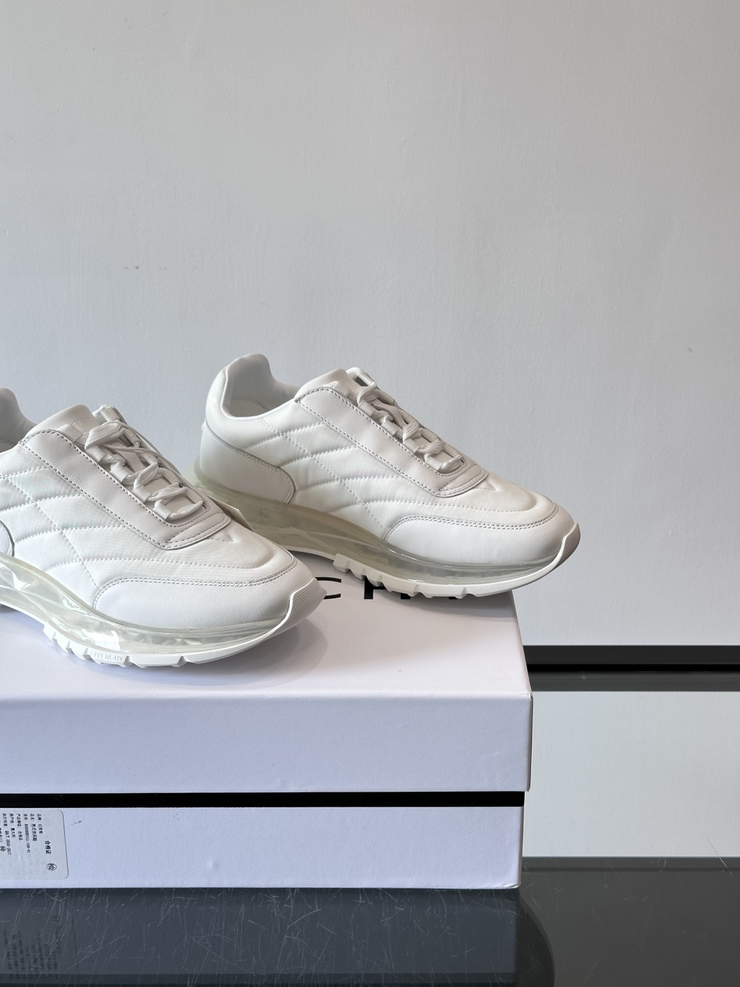 Givenchy/纪梵希 Trainers 系列男士拼接运动鞋官网同步新款，原版购入开发，这款运动鞋采用