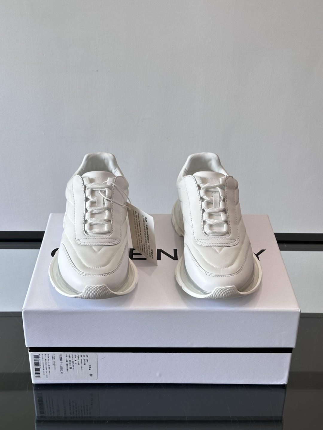 Givenchy/纪梵希 Trainers 系列男士拼接运动鞋官网同步新款，原版购入开发，这款运动鞋采用