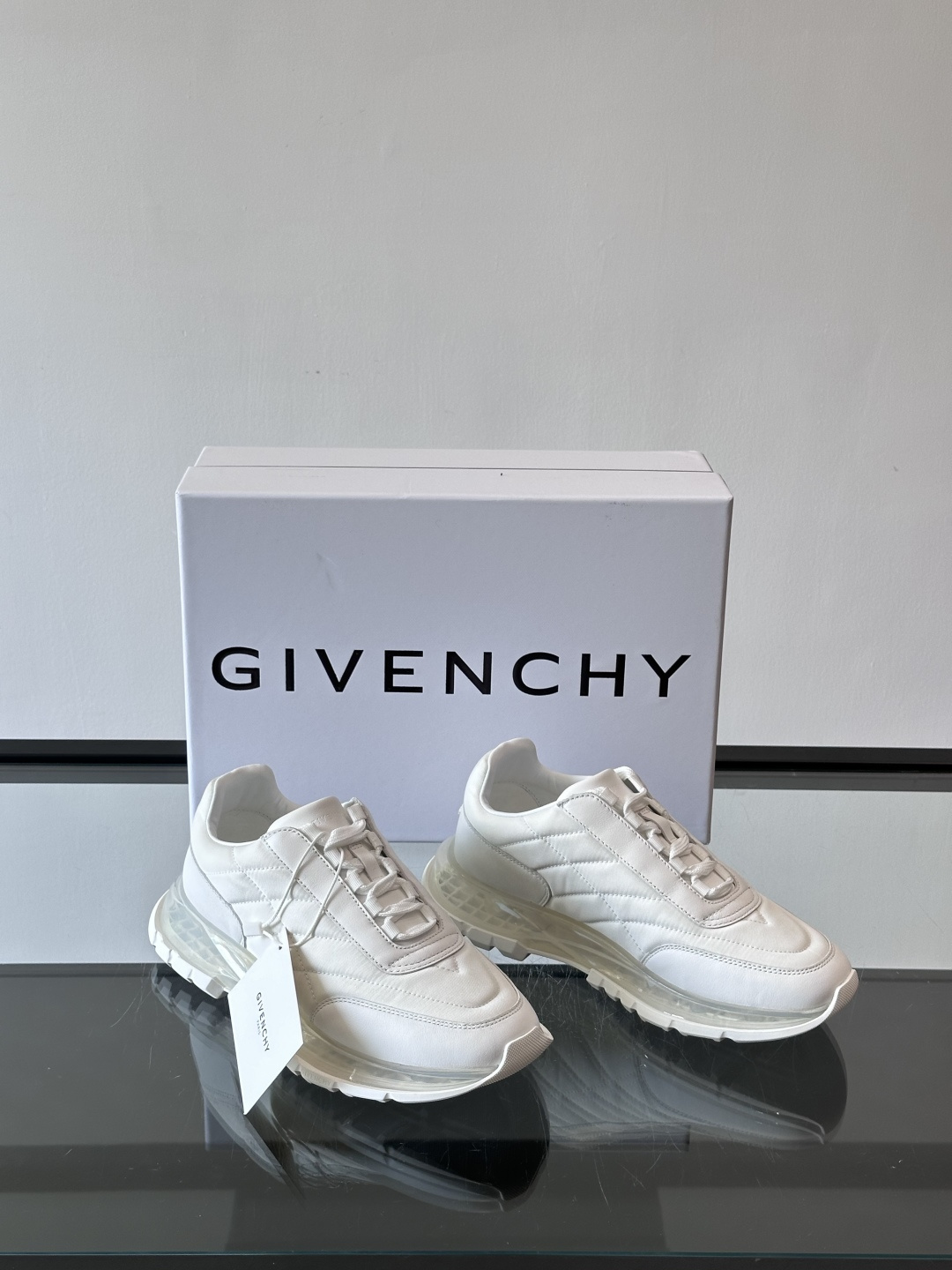 Givenchy/纪梵希 Trainers 系列男士拼接运动鞋官网同步新款，原版购入开发，这款运动鞋采用