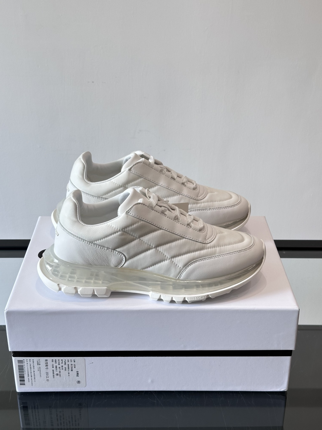 Givenchy/纪梵希 Trainers 系列男士拼接运动鞋官网同步新款，原版购入开发，这款运动鞋采用