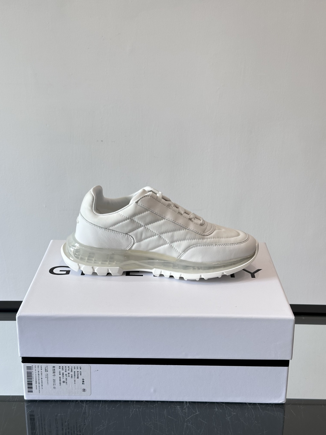 Givenchy/纪梵希 Trainers 系列男士拼接运动鞋官网同步新款，原版购入开发，这款运动鞋采用