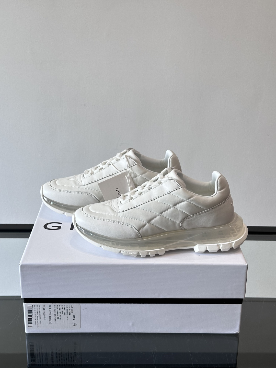 Givenchy/纪梵希 Trainers 系列男士拼接运动鞋官网同步新款，原版购入开发，这款运动鞋采用