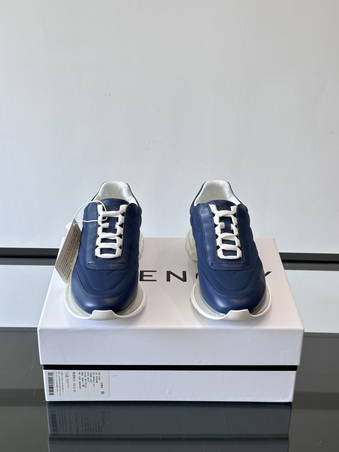 Givenchy/纪梵希 Trainers 系列男士拼接运动鞋官网同步新款，原版购入开发，这款运动鞋采用