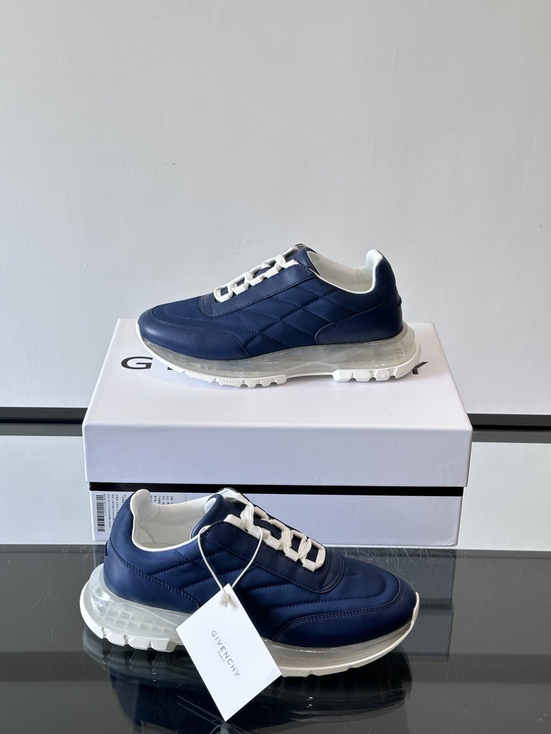 Givenchy/纪梵希 Trainers 系列男士拼接运动鞋官网同步新款，原版购入开发，这款运动鞋采用