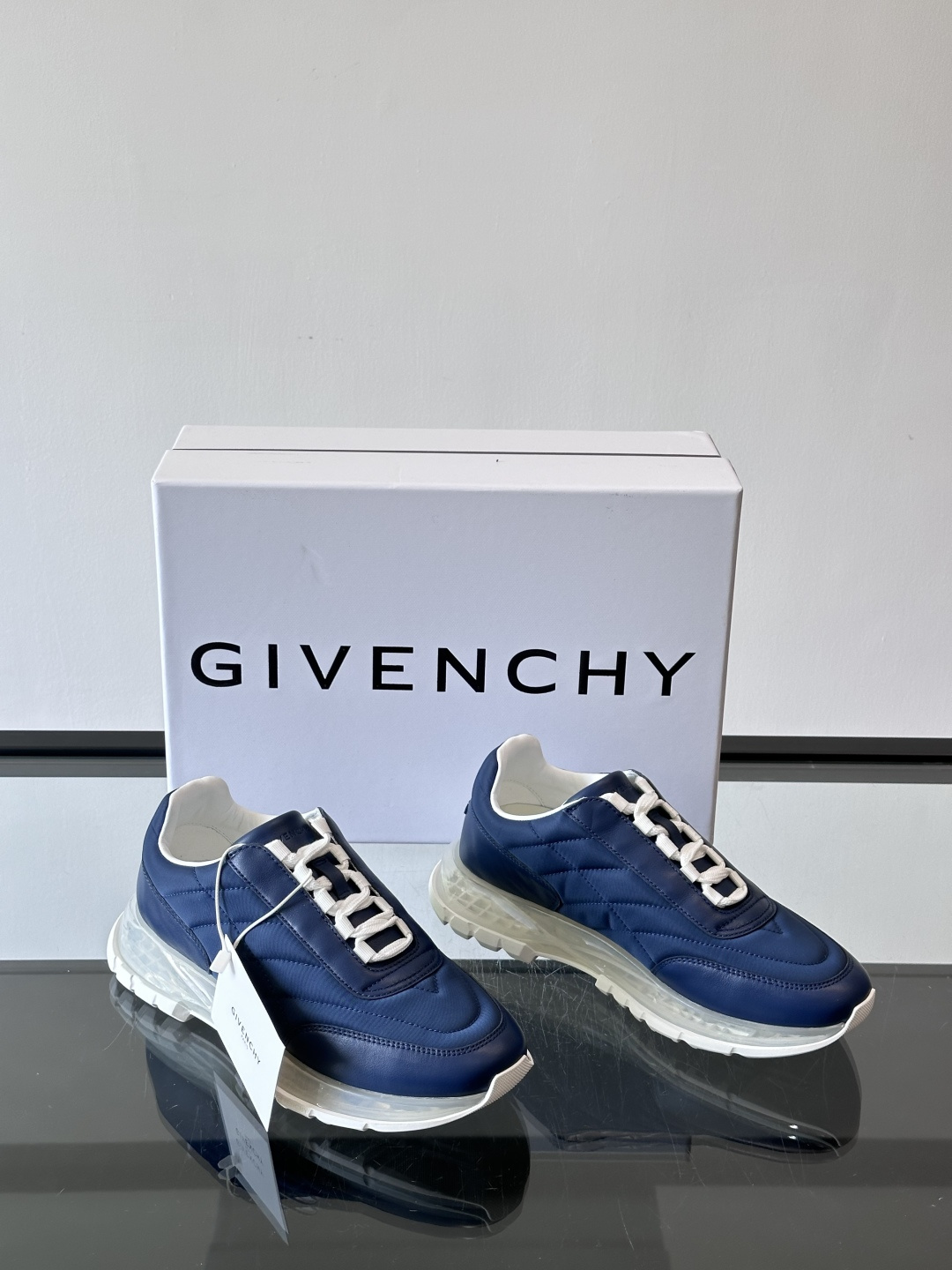 Givenchy/纪梵希 Trainers 系列男士拼接运动鞋官网同步新款，原版购入开发，这款运动鞋采用