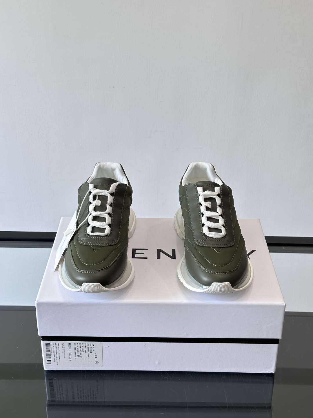 Givenchy/纪梵希 Trainers 系列男士拼接运动鞋官网同步新款，原版购入开发，这款运动鞋采用
