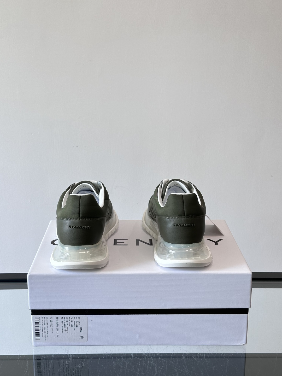 Givenchy/纪梵希 Trainers 系列男士拼接运动鞋官网同步新款，原版购入开发，这款运动鞋采用