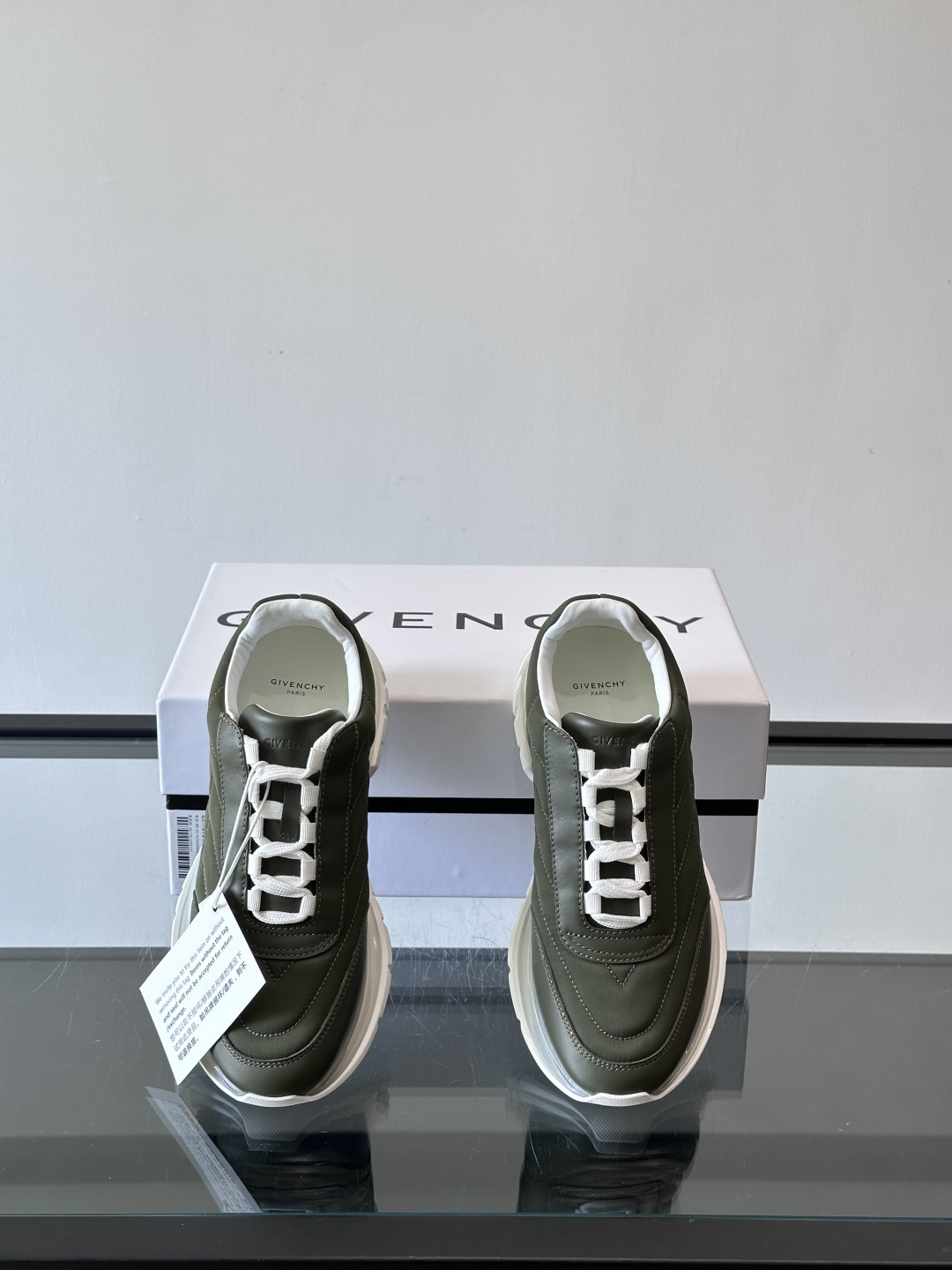 Givenchy/纪梵希 Trainers 系列男士拼接运动鞋官网同步新款，原版购入开发，这款运动鞋采用