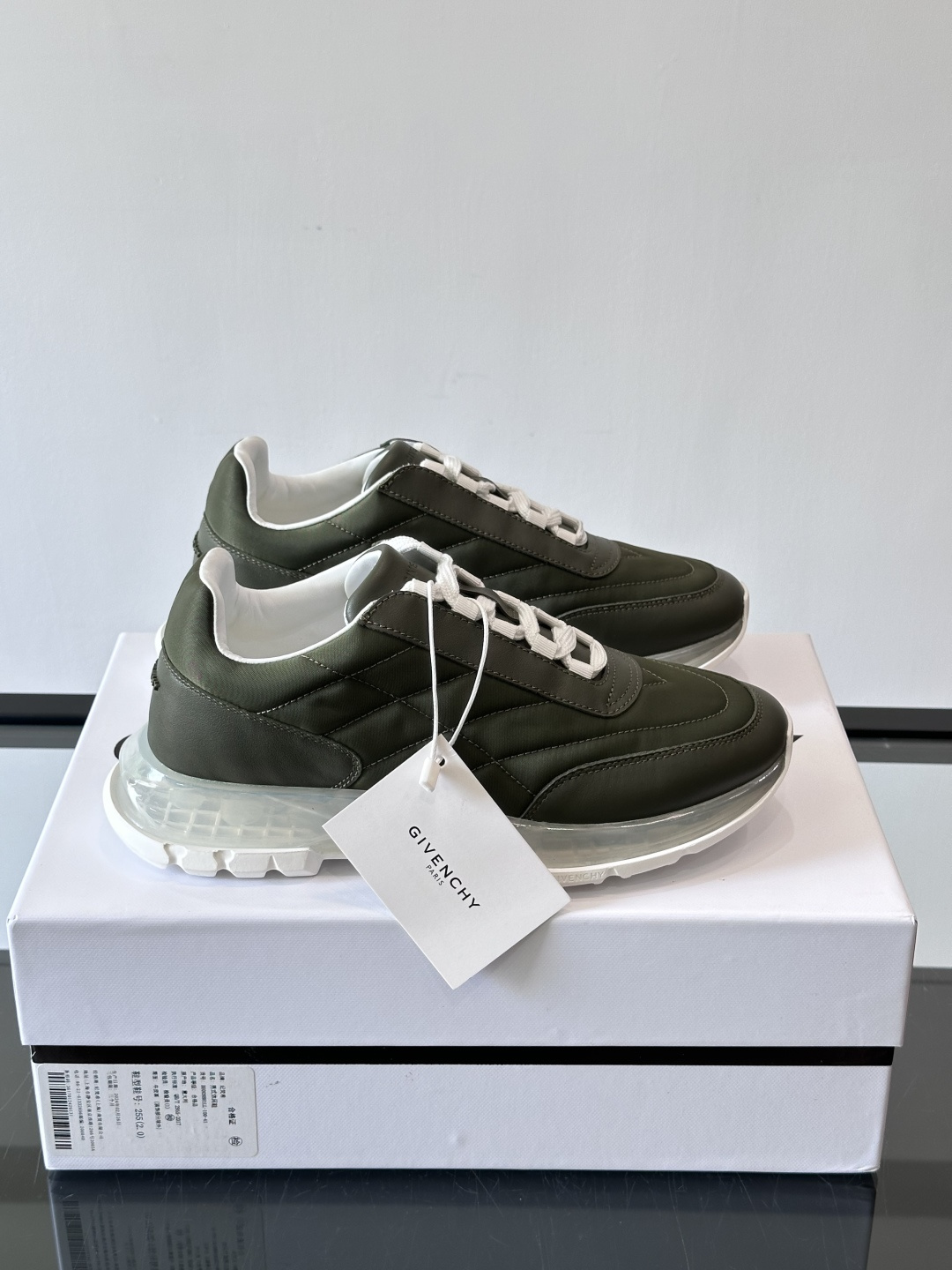 Givenchy/纪梵希 Trainers 系列男士拼接运动鞋官网同步新款，原版购入开发，这款运动鞋采用