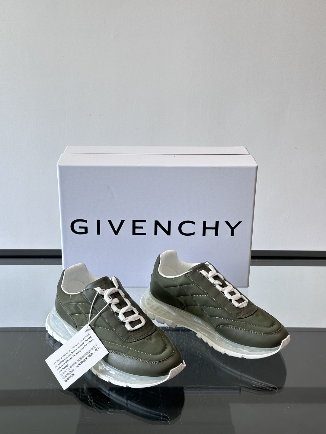 Givenchy/纪梵希 Trainers 系列男士拼接运动鞋官网同步新款，原版购入开发，这款运动鞋采用