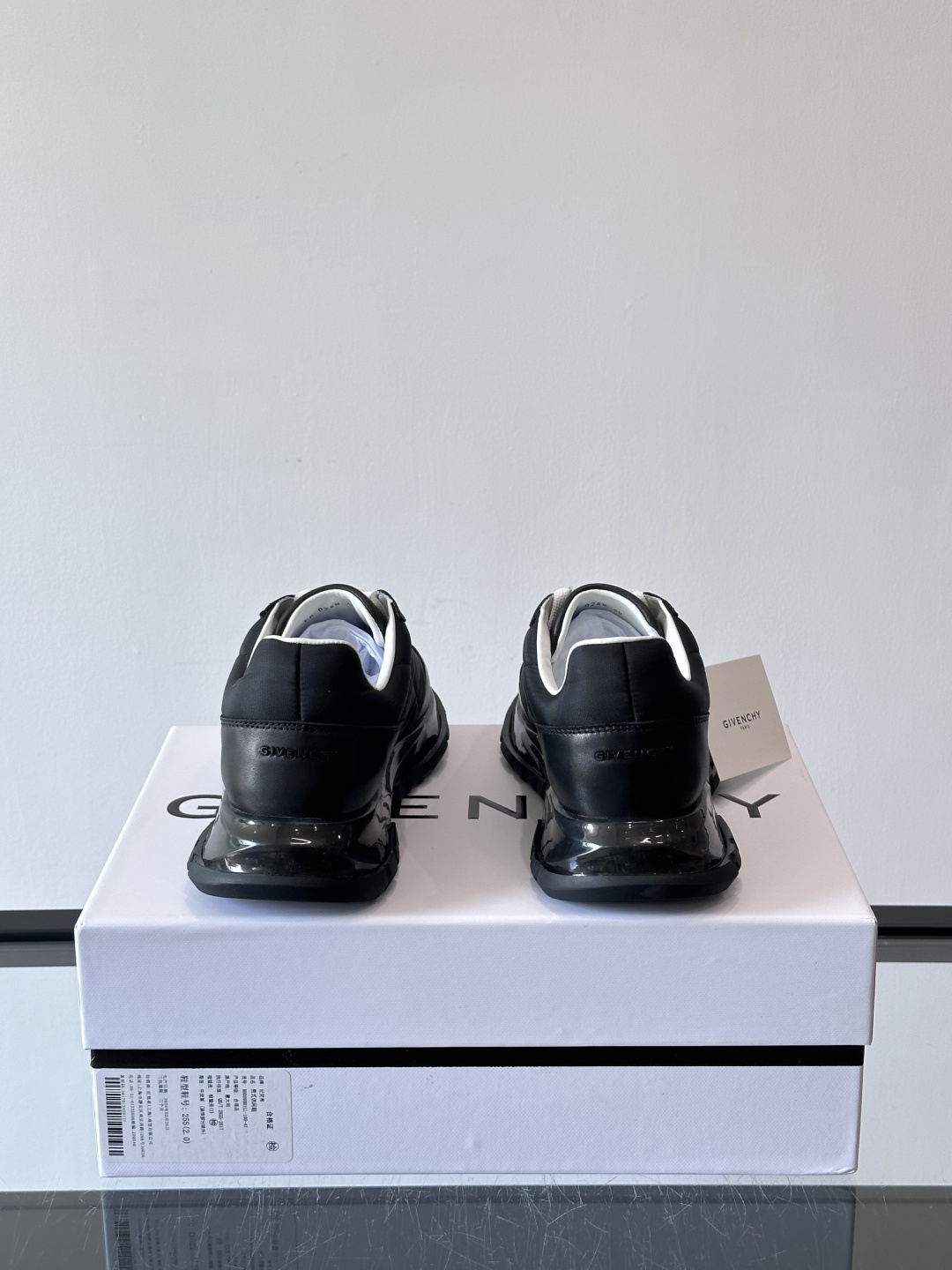 Givenchy/纪梵希 Trainers 系列男士拼接运动鞋官网同步新款，原版购入开发，这款运动鞋采用