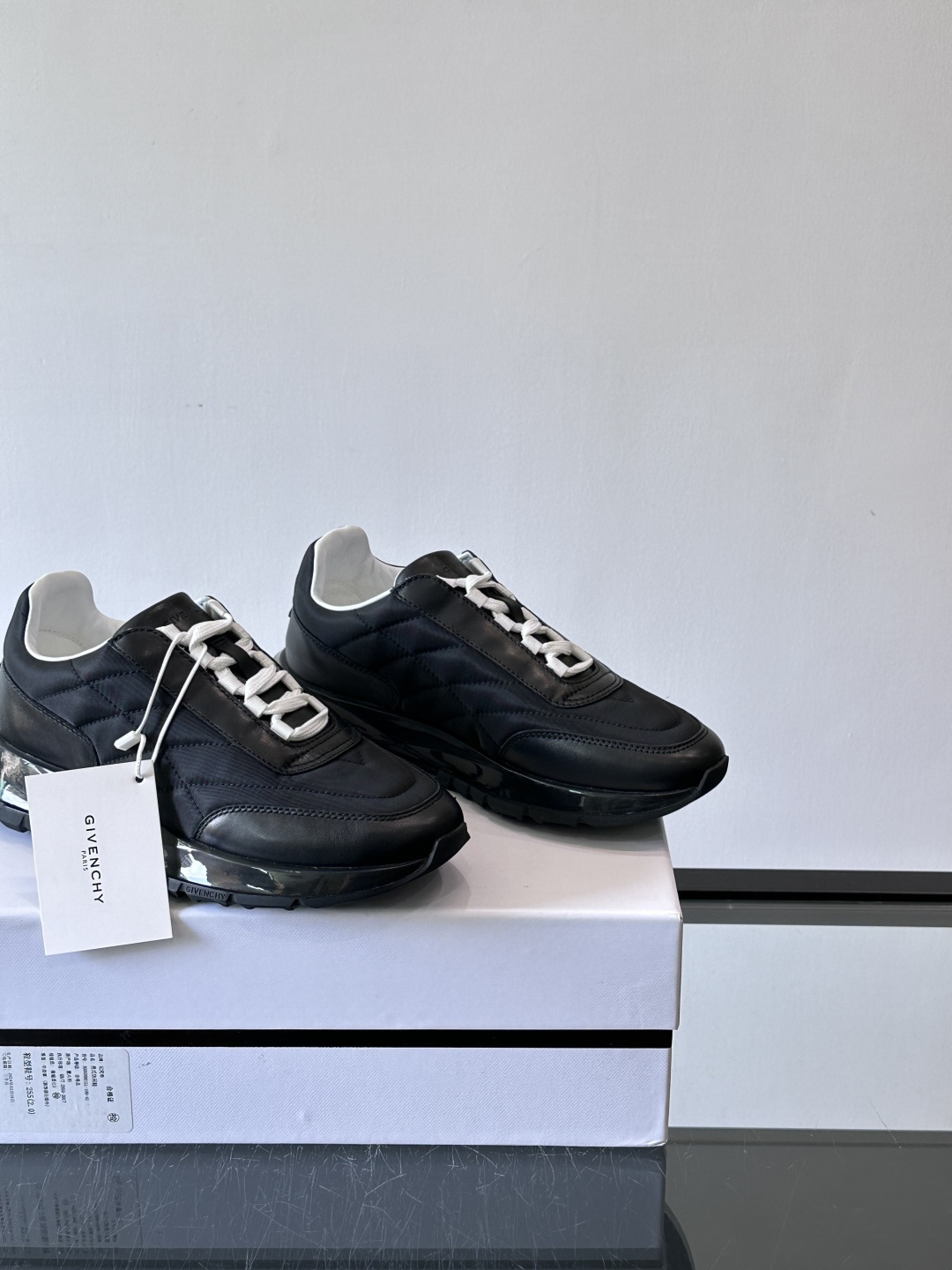 Givenchy/纪梵希 Trainers 系列男士拼接运动鞋官网同步新款，原版购入开发，这款运动鞋采用