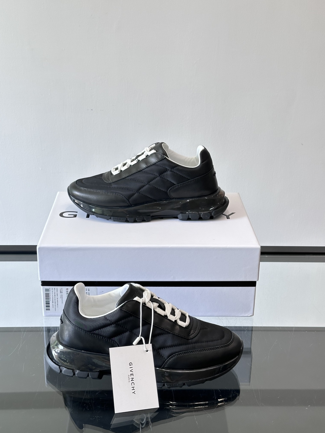 Givenchy/纪梵希 Trainers 系列男士拼接运动鞋官网同步新款，原版购入开发，这款运动鞋采用
