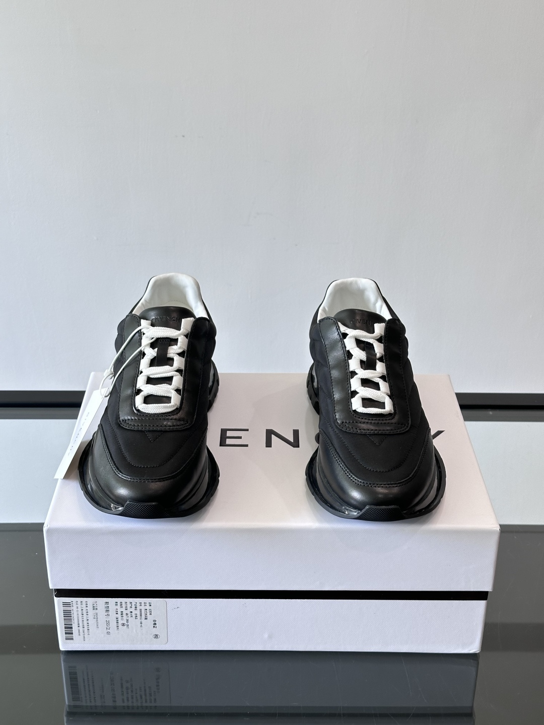 Givenchy/纪梵希 Trainers 系列男士拼接运动鞋官网同步新款，原版购入开发，这款运动鞋采用