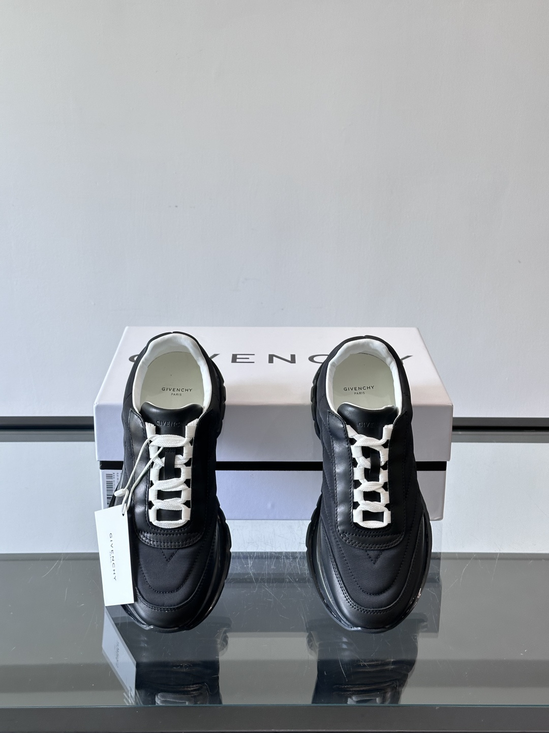 Givenchy/纪梵希 Trainers 系列男士拼接运动鞋官网同步新款，原版购入开发，这款运动鞋采用