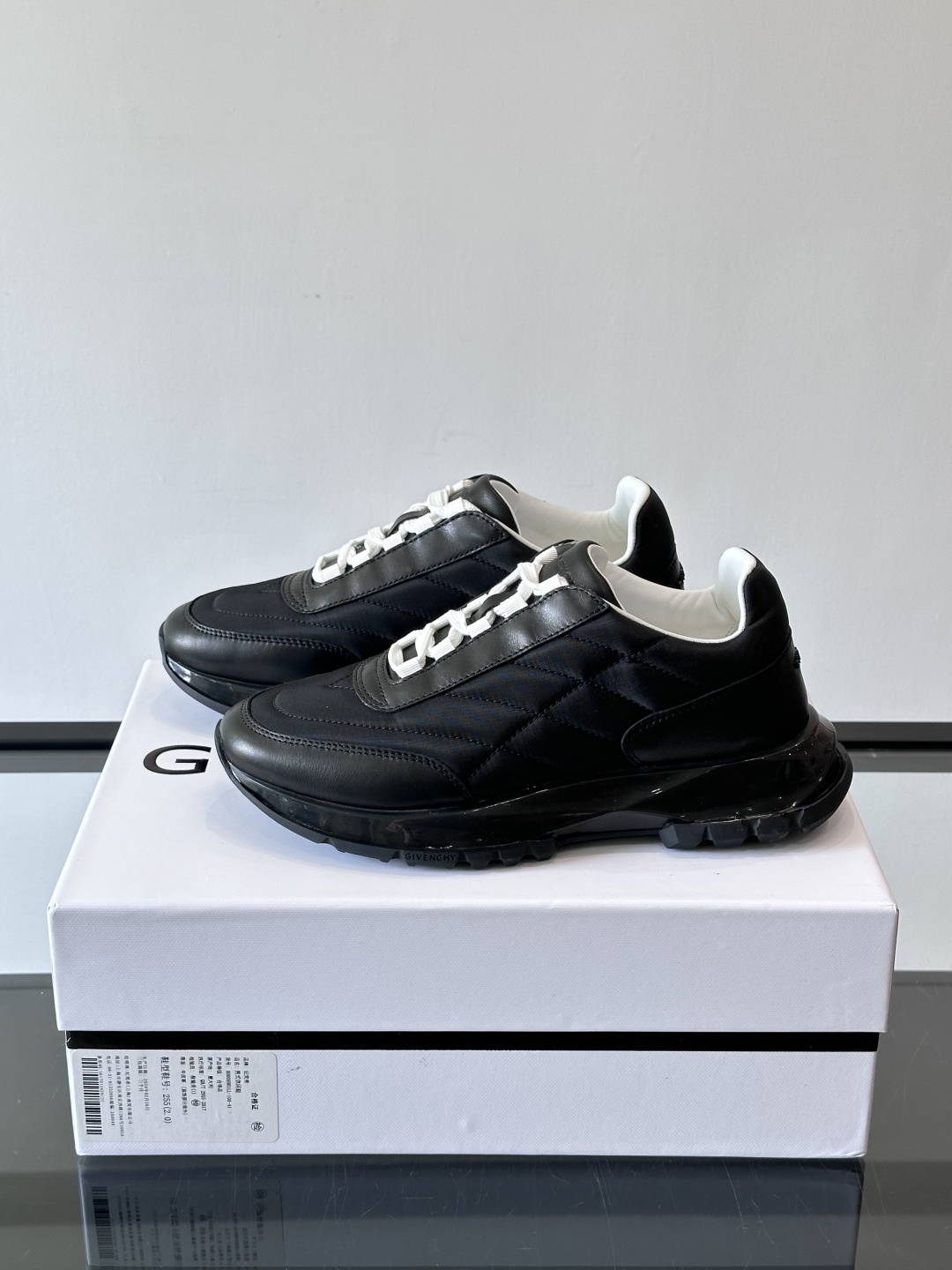 Givenchy/纪梵希 Trainers 系列男士拼接运动鞋官网同步新款，原版购入开发，这款运动鞋采用
