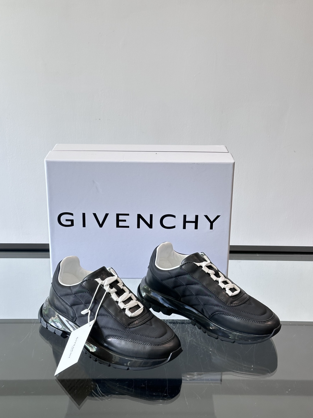 Givenchy/纪梵希 Trainers 系列男士拼接运动鞋官网同步新款，原版购入开发，这款运动鞋采用