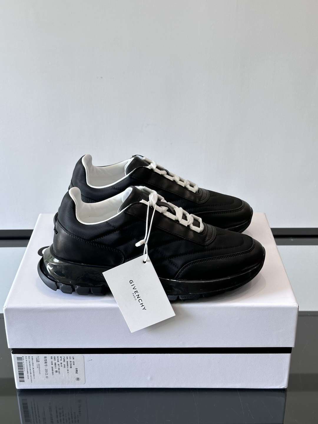 Givenchy/纪梵希 Trainers 系列男士拼接运动鞋官网同步新款，原版购入开发，这款运动鞋采用