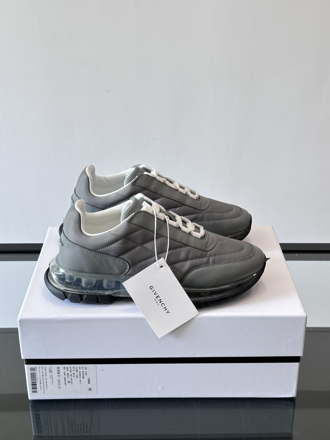 Givenchy/纪梵希 Trainers 系列男士拼接运动鞋官网同步新款，原版购入开发，这款运动鞋采用